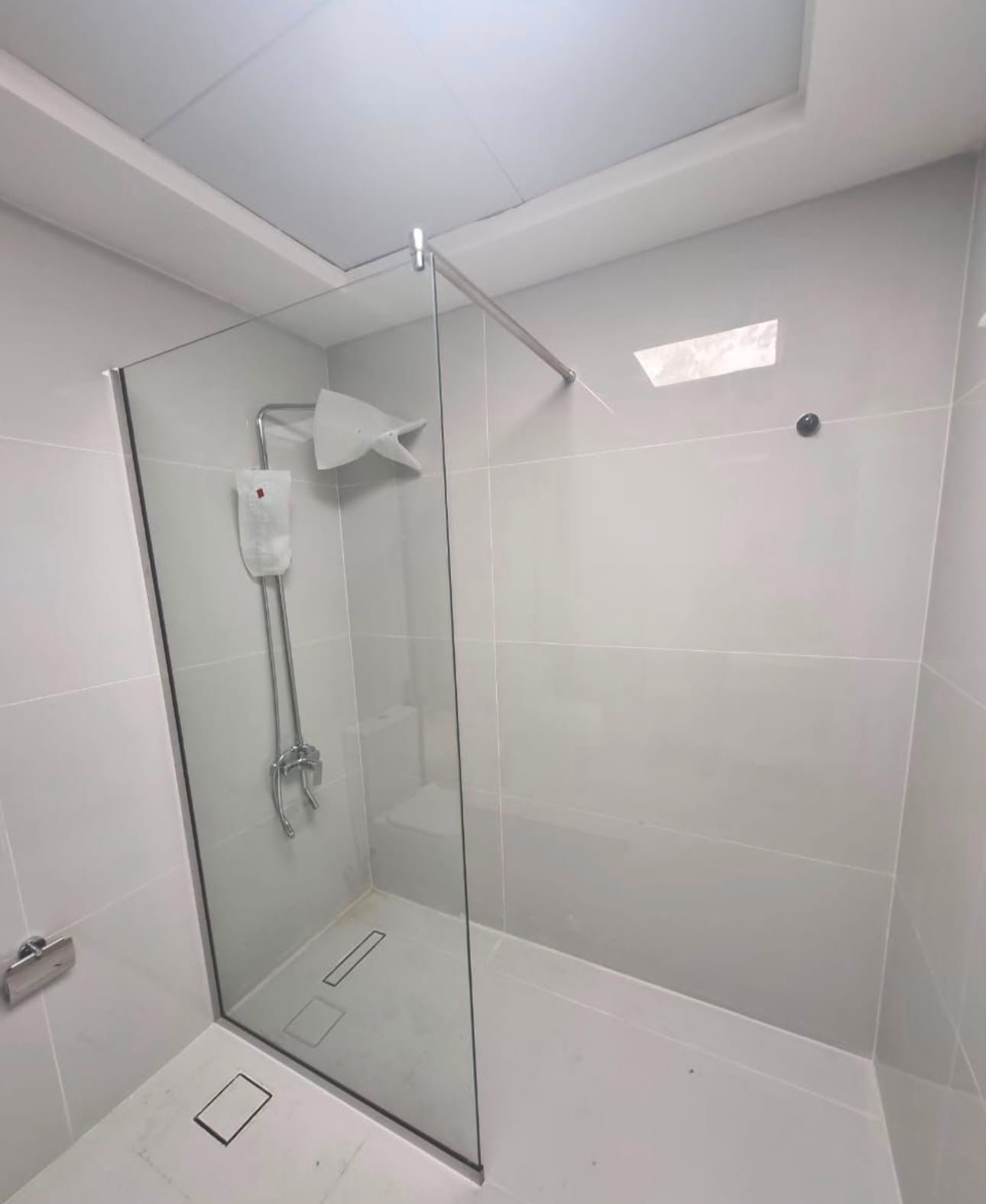 Glass partitions in Abu Dhabi &mdash; frameless office partition installed by A R Aluminium and Glass
