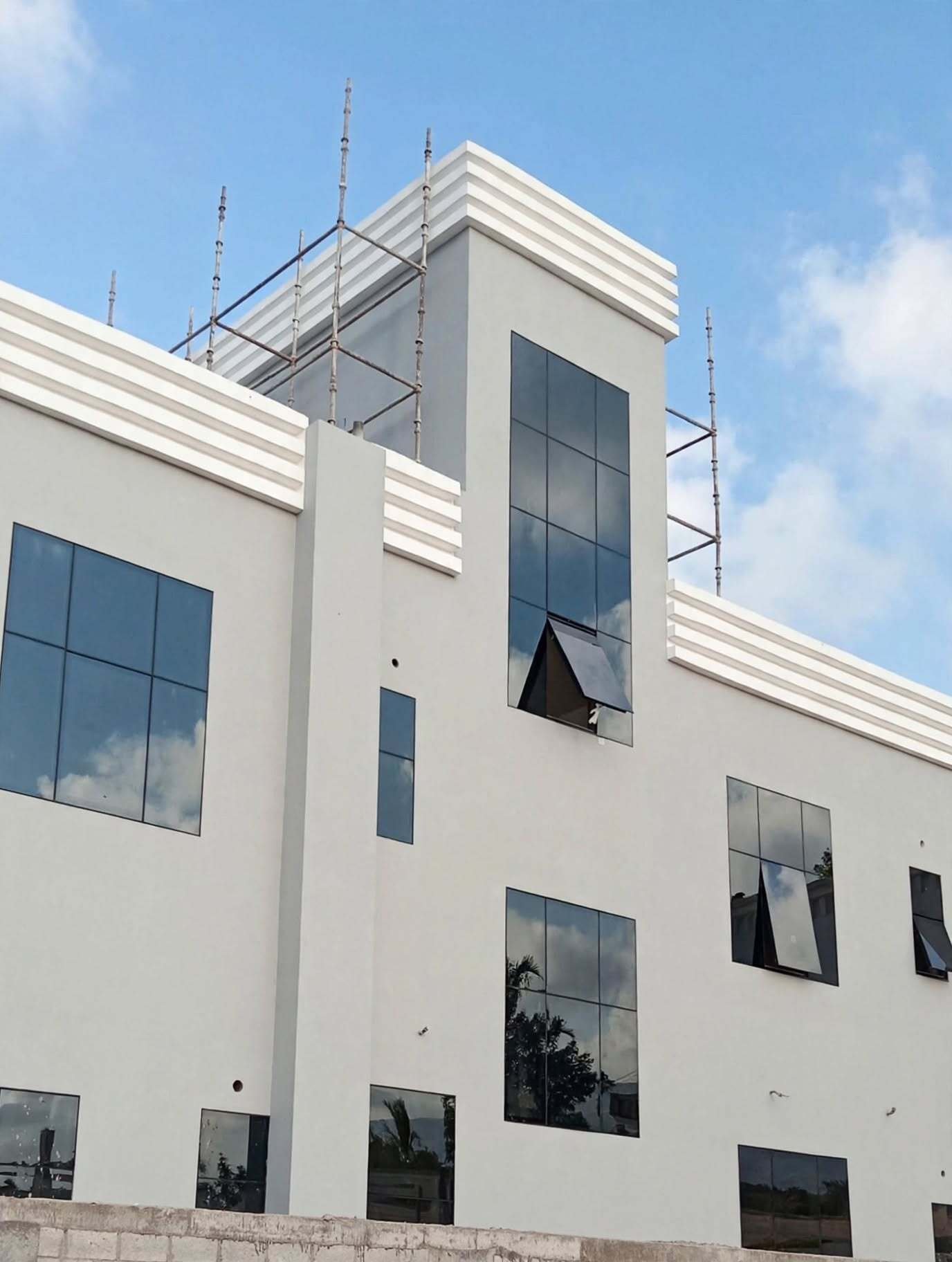 Luxury modern villa side elevation with a full-height black tempered glass curtain wall facade in Abu Dhabi